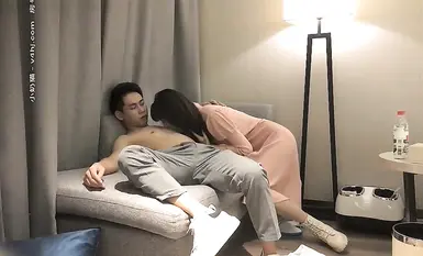 極品名媛外圍嫩妹，有一種初戀的感覺，舔奶調情口交抬腿側入抽插大力猛操。