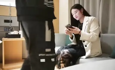 หญิงสาวบริการระดับสูงที่มีท่าทางสง่างาม ขาเรียวยาวสวยงามของเธอถูกเหยียดออกไปด้านข้างและถูกสัมผัสในหลากหลายวิธี เธอให้บริการออรัลเซ็กซ์และการเลียอย่างเอาใจใส่ และระหว่างการร่วมเพศแบบท่าหมาอย่างเร่าร้อน เธออดไม่ได้ที่จะครางออกมา เธอขี่บนก้นใหญ่ๆ ของเธอและร่