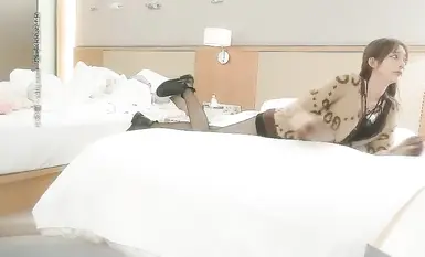 Tôi gặp một nữ tiếp viên hàng không bán thời gian vô cùng xinh đẹp với tính cách hoàn toàn khác biệt. Cô ấy rất quyến rũ, sở hữu vẻ ngoài cổ điển và đôi chân tuyệt đẹp trong chiếc quần tất đen. Những tiếng rên rỉ đầy gợi cảm và sự cuồng nhiệt trong chuyện chăn gối của cô ấy khiến tôi vô cùng thích thú.