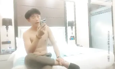 身材不錯的妹子，高挑高顏值，開檔黑絲撥開內褲摸逼上位騎坐猛操