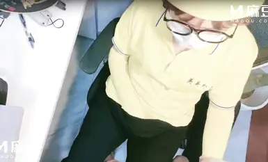 【外卖名媛】浪味小仙女- 套路外卖小妹塞跳蛋震的她淫水汪汪激攻阴蒂翘臀后入按在办公桌上操内射两次逼装不下