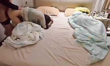 【精品乱伦】奶气草莓-媳妇拒绝房事拒只能拿丈母娘泄欲在睡着的老婆旁边操强劲抽插骚穴儿子要射了妈