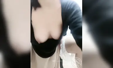 亂倫大神【教師母親萍姐】半夜閨蜜睡著後，偷偷與兒子在閨蜜家衛生間激情