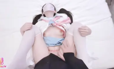 Linlin, seorang pelajar junior - seorang jalang kecil yang comel dan miang memakai skirt pendek JK yang tidak memakai seluar dalam. Dia tidak berpuas hati hanya dengan melancap, jadi dia hanya boleh berpuas hati dengan zakarnya. Tatu erotik dan harimau pu