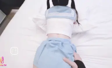 Linlin, seorang pelajar junior - seorang jalang kecil yang comel dan miang memakai skirt pendek JK yang tidak memakai seluar dalam. Dia tidak berpuas hati hanya dengan melancap, jadi dia hanya boleh berpuas hati dengan zakarnya. Tatu erotik dan harimau pu