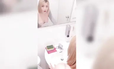 推特60W粉丝狐系极品女友「kitty」在热炒店厕所吃鸡巴，吃完再去吃晚餐