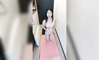 Isang bagong estudyante ang kinantot [Kapatid na naglalaro kasama ang isang babae] Kinantot niya ito nang matagal habang nakabukas ang mga kurtina sa isang mamahaling residential area, habang pinagmamasdan ang magandang tanawin sa labas ng bintana habang 