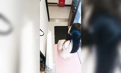 Isang bagong estudyante ang kinantot [Kapatid na naglalaro kasama ang isang babae] Kinantot niya ito nang matagal habang nakabukas ang mga kurtina sa isang mamahaling residential area, habang pinagmamasdan ang magandang tanawin sa labas ng bintana habang 