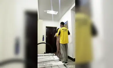 2025年12月新作萬元定製，主人給的任務【小妹】全裸給美團外賣員下跪磕頭，對白精彩，小哥嚇壞了，不敢玩啊