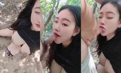 Hello! Today I'm back in the countryside again, in the woods near my hometown. Let's get a little excited—I secretly met up with a guy from the same city. I was walking along the road, and he was driving behind me. My family elders know I'm back, and they're all going on and on about family matters.