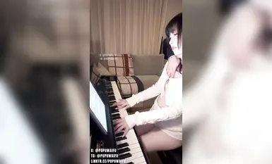 噗噗waifupupu12_16《钢琴手》我的手在琴键上你的手在我身上钢琴课上后入裸体女友，女上指奸阿黑颜口交1