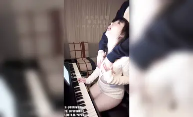 噗噗waifupupu12_16《钢琴手》我的手在琴键上你的手在我身上钢琴课上后入裸体女友，女上指奸阿黑颜口交1