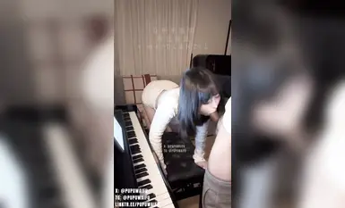 噗噗waifupupu12_16《钢琴手》我的手在琴键上你的手在我身上钢琴课上后入裸体女友，女上指奸阿黑颜口交1