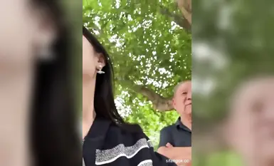 2025年12月新作，萬元定製，主人給的任務【小妹】勾搭老大爺，露胸給老頭看，讓老頭點評胸部，想給老頭口交被老頭拒絕！