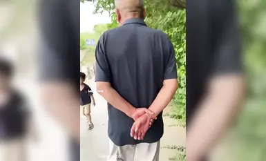 2025年12月新作，萬元定製，主人給的任務【小妹】勾搭老大爺，露胸給老頭看，讓老頭點評胸部，想給老頭口交被老頭拒絕！