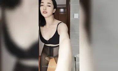 風騷冷酷臉御姐『薄荷女王』自慰福利 極品高跟絲足奶頭聳立淫語誘惑 (5)