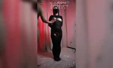 Bonus latihan terbaru loli E-cup "Little Dog PRO" yang tulen dan polos pada bulan Disember: dirantai, dibalut minyak, badan dikoyakkan dengan stoking hitam yang mendedahkan payudara besar dan punggung yang gemuk (3)