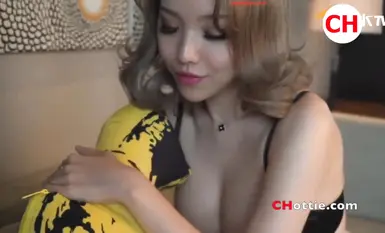 网红模特女神【黄乐然】大尺度私拍视频~黑丝美腿极品玉足~情趣婚纱~露点(1)