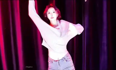 새로 유출된 영상에는 중국 걸그룹 [18girls]이 데님 작업복을 입고 춤을 추면서 동시에 옷을 벗고 가슴을 흔드는 모습이 담겨 있는데, 이는 젊고 활기찬 퍼포먼스입니다(11).