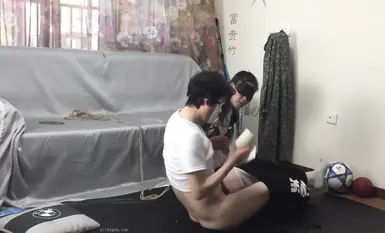 อาจารย์ฝึก SM เมืองเสิ่นหยาง "เฟิง ฮวา เจิ้งเหมา" ฝึกสอน M หญิงในชีวิตจริงหลากหลายคน โดยมีอุปกรณ์ประกอบฉากผูกมัดด้วยเชือก การสอดใส่ช่องคลอด และการมีเพศสัมพันธ์ทางปากรวมอยู่ด้วย (2)