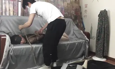 อาจารย์ฝึก SM เมืองเสิ่นหยาง "เฟิง ฮวา เจิ้งเหมา" ฝึกสอน M หญิงในชีวิตจริงหลากหลายคน โดยมีอุปกรณ์ประกอบฉากผูกมัดด้วยเชือก การสอดใส่ช่องคลอด และการมีเพศสัมพันธ์ทางปากรวมอยู่ด้วย (2)