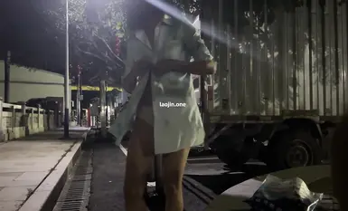 網紅人氣露出女神【cikaimoon】深夜帶著狗狗出門，大街上脫光光，搭訕閑聊路人，屌炸了，真膽大 (1)