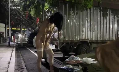 網紅人氣露出女神【cikaimoon】深夜帶著狗狗出門，大街上脫光光，搭訕閑聊路人，屌炸了，真膽大 (1)