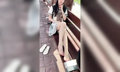 足模攝影福利【青檸映畫 】鄰家清純少女【阿慌】JK公交站 (1)