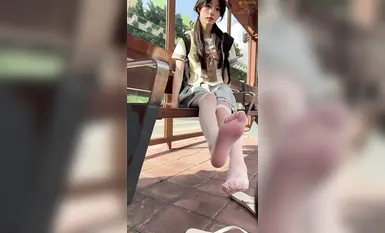 足模攝影福利【青檸映畫 】鄰家清純少女【阿慌】JK公交站 (1)