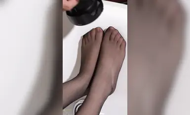 足モデル撮影特典 [ライムフィルム] 純粋無垢な隣の女の子 [ア・ホアン] バスタブJK (2)