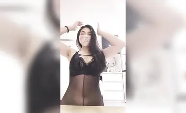 [라이 형제의 명령] 집에서 타이트한 요가 바디수트와 검은 스타킹을 입고 고속으로 손을 잡고 있는 통통한 젊은 여성, 체액이 쏟아져 나오는 모습 (2)