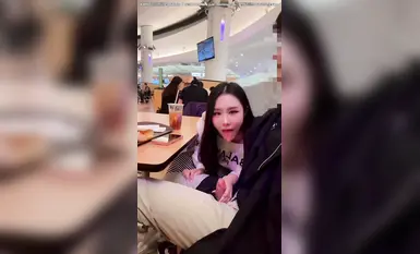 Tác phẩm mới nhất của Tide Mengyao, "Thử thách ngoài trời tại căng tin lớn", khắc họa một căng tin đông đúc với những cảnh quay cực kỳ căng thẳng—phóng tinh chính xác lên trứng dưới ánh mắt dõi theo của mọi người. Độ khó tương đương với cả một bầu trời đầy sao.