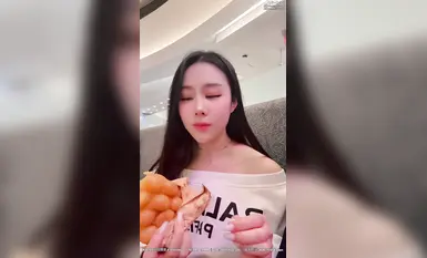 Tác phẩm mới nhất của Tide Mengyao, "Thử thách ngoài trời tại căng tin lớn", khắc họa một căng tin đông đúc với những cảnh quay cực kỳ căng thẳng—phóng tinh chính xác lên trứng dưới ánh mắt dõi theo của mọi người. Độ khó tương đương với cả một bầu trời đầy sao.