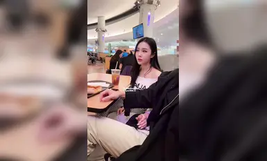 Tác phẩm mới nhất của Tide Mengyao, "Thử thách ngoài trời tại căng tin lớn", khắc họa một căng tin đông đúc với những cảnh quay cực kỳ căng thẳng—phóng tinh chính xác lên trứng dưới ánh mắt dõi theo của mọi người. Độ khó tương đương với cả một bầu trời đầy sao.