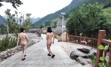 2025年12月最新美女下鄉送福利,鄉親們嚇壞了【cikaimoonLiWaynix】雙人遊山玩水，調戲農村大叔，美景佳人相得益彰