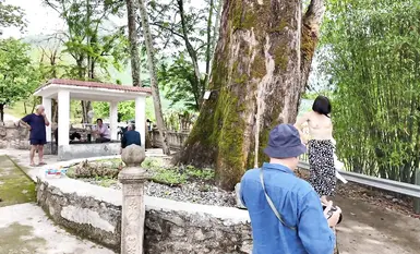 [cikaimoon] การกระทำที่แสดงออกต่อสาธารณะอย่างเกินขอบเขตครั้งล่าสุด ขณะเดินเล่นในหมู่บ้านแห่งหนึ่งทางตอนเหนือของมณฑลกวางตุ้ง และไปหยอกล้อชายชราในบ้านหลังหนึ่ง