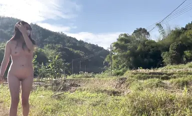 Selebriti internet dan dewi popular [cikaimoon] teruja dan mengujakan setiap kali dia pergi ke kawasan luar bandar, jalan-jalan bandar pada malam hujan, atau taman pada siang hari bolong. (1)