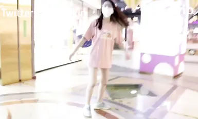 Twitterユーザーの「Smaxskin」は、屋外で人前で露出する女神です。純粋で美しい外見をしていますが、心は淫らです。素晴らしい胸とふっくらとしたお尻を持ち、完璧なコントラストをしています。（2）