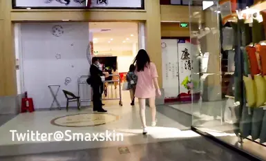 Twitterユーザーの「Smaxskin」は、屋外で人前で露出する女神です。純粋で美しい外見をしていますが、心は淫らです。素晴らしい胸とふっくらとしたお尻を持ち、完璧なコントラストをしています。（2）