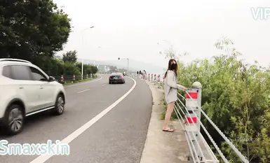 ผู้ใช้ทวิตเตอร์ชื่อ "Smaxskin" เป็นเทพธิดาที่เปิดเผยเรือนร่างกลางแจ้ง เธอมีรูปลักษณ์ที่บริสุทธิ์และงดงามแต่มีจิตใจที่ลามก เธอมีหน้าอกที่ใหญ่และสะโพกที่อวบอิ่ม เธอมีความสมดุลที่ลงตัว (3)