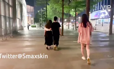 Pengguna Twitter "Smaxskin" ialah seorang dewi yang mendedahkan dirinya di luar rumah. Dia mempunyai penampilan yang suci dan cantik tetapi berhati lucah. Dia mempunyai payudara yang besar dan punggung yang berisi. Dia mempunyai kontras yang sem