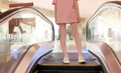 Pengguna Twitter "Smaxskin" ialah seorang dewi yang mendedahkan dirinya di luar rumah. Dia mempunyai penampilan yang suci dan cantik tetapi berhati lucah. Dia mempunyai payudara yang besar dan punggung yang berisi. Dia mempunyai kontras yang sem