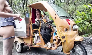 景区一日游，炸裂露出，【cikaimoon】，一路上回头率百分百，环卫工小商贩们目瞪口呆_2