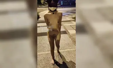 深夜成都双流的街头【Fxxc77】土豪哥户外高价定制，23岁公司前台，裸体露出，湿得一塌糊涂(1)