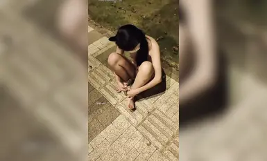 深夜成都雙流的街頭【Fxxc77】土豪哥戶外高價定製，23歲公司前台，裸體露出，濕得一塌糊塗 (1)