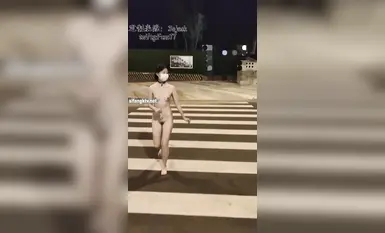 늦은 밤 청두 솽류 거리에서 한 부자가 고가의 맞춤 제작 야외 제품을 주문했다. 23세의 회사 접수원은 발가벗은 채 흠뻑 젖어 있었다. (6)