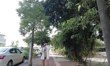 網紅人氣露出女神【cikaimoon】最新極限人前露出  街頭故意全裸勾引老頭 (1)