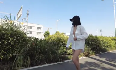 網紅人氣露出女神【cikaimoon】最新極限人前露出  街頭故意全裸勾引老頭 (1)