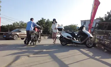 網紅人氣露出女神【cikaimoon】最新極限人前露出  街頭故意全裸勾引老頭 (1)