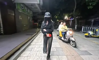 網紅人氣露出女神【cikaimoon】深夜出門吃夜宵 城市露出，被路人拿手機拍攝 (1)